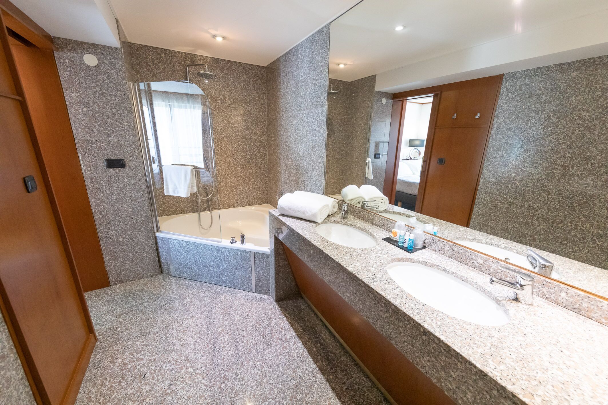 Combined shower/bathtub, free toiletries, hair dryer, bidet