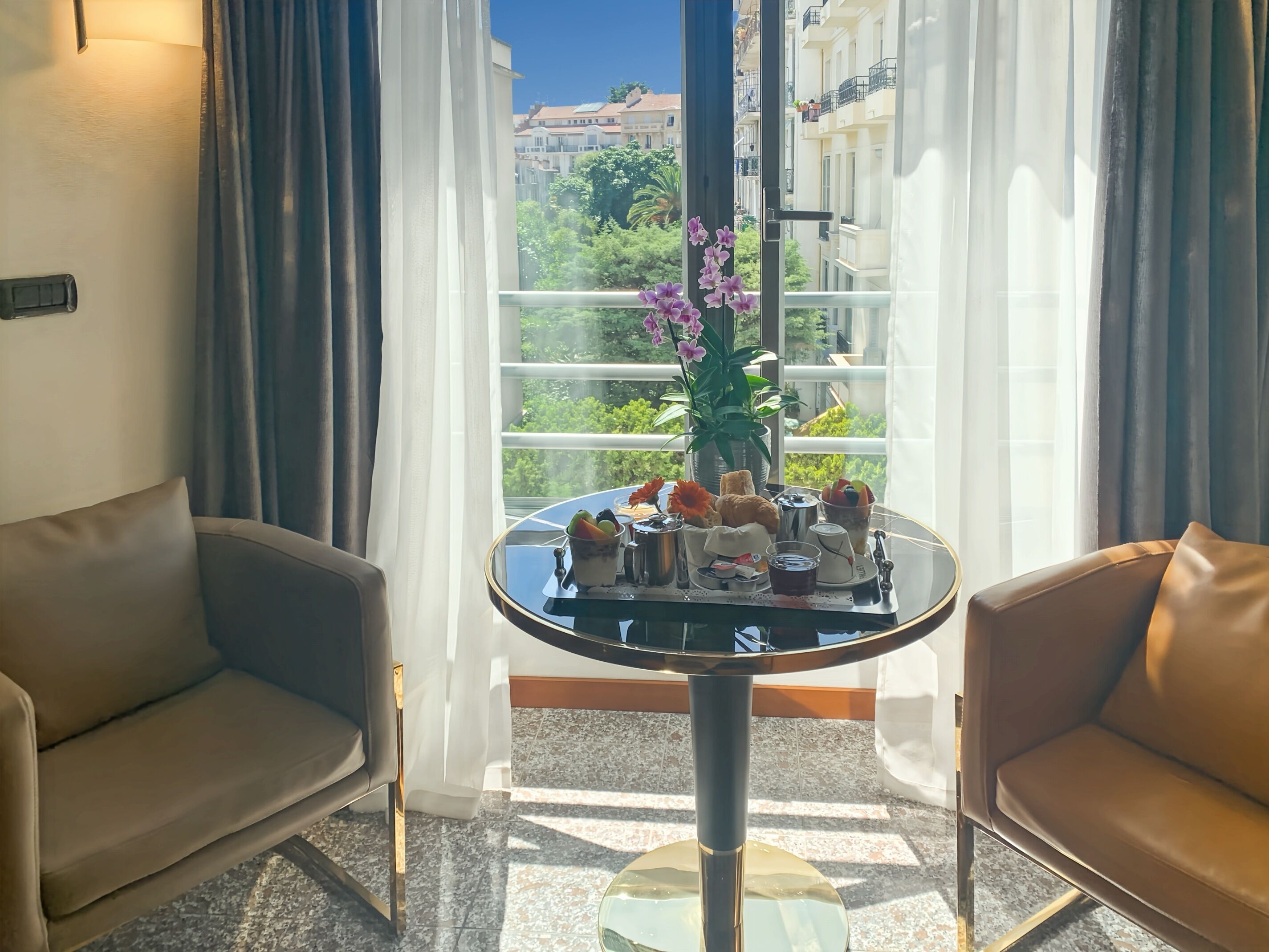 28-英寸电视（配备有线频道）