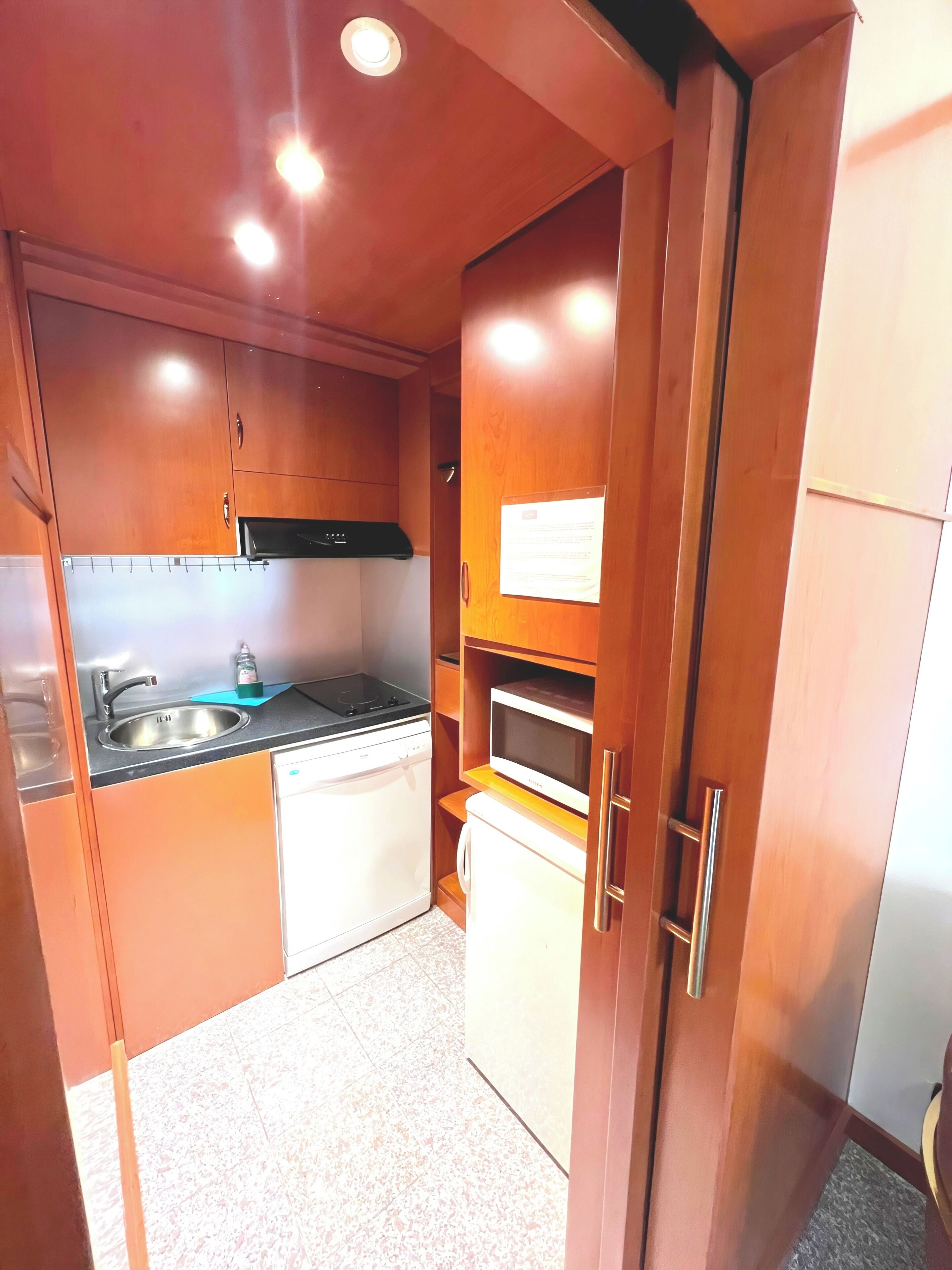 APPARTEMENT 2 CHAMBRES 6 PERSONNES | Private kitchen | Fridge, microwave, stovetop, dishwasher