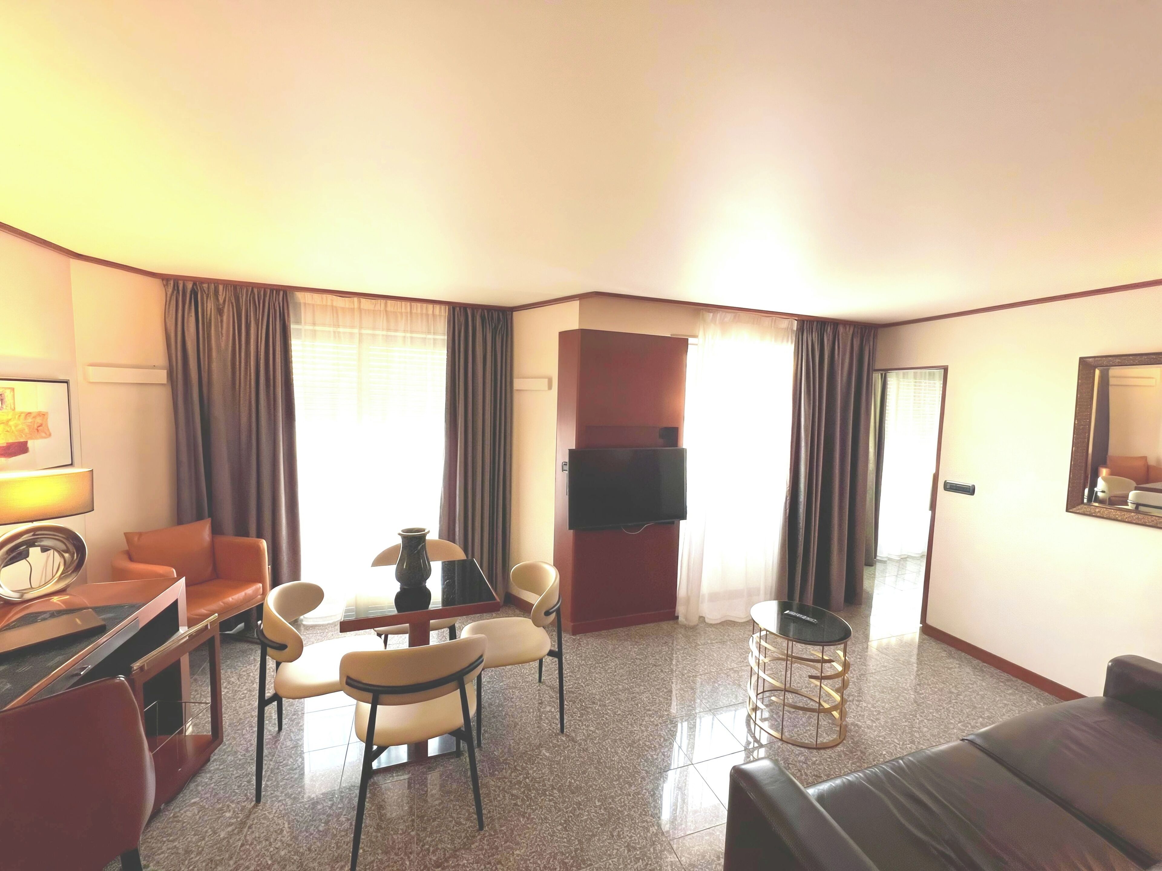 APPARTEMENT 2 CHAMBRES 6 PERSONNES | Woonruimte | Een 28-inch televisie met kabelzenders en een kantoor