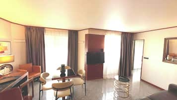 APPARTEMENT 2 CHAMBRES 6 PERSONNES | Woonruimte | Een 28-inch televisie met kabelzenders en een kantoor