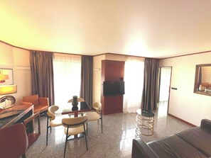 APPARTEMENT 2 CHAMBRES 6 PERSONNES | 起居区 | 28-英寸电视 （配备有线频道）、办公室