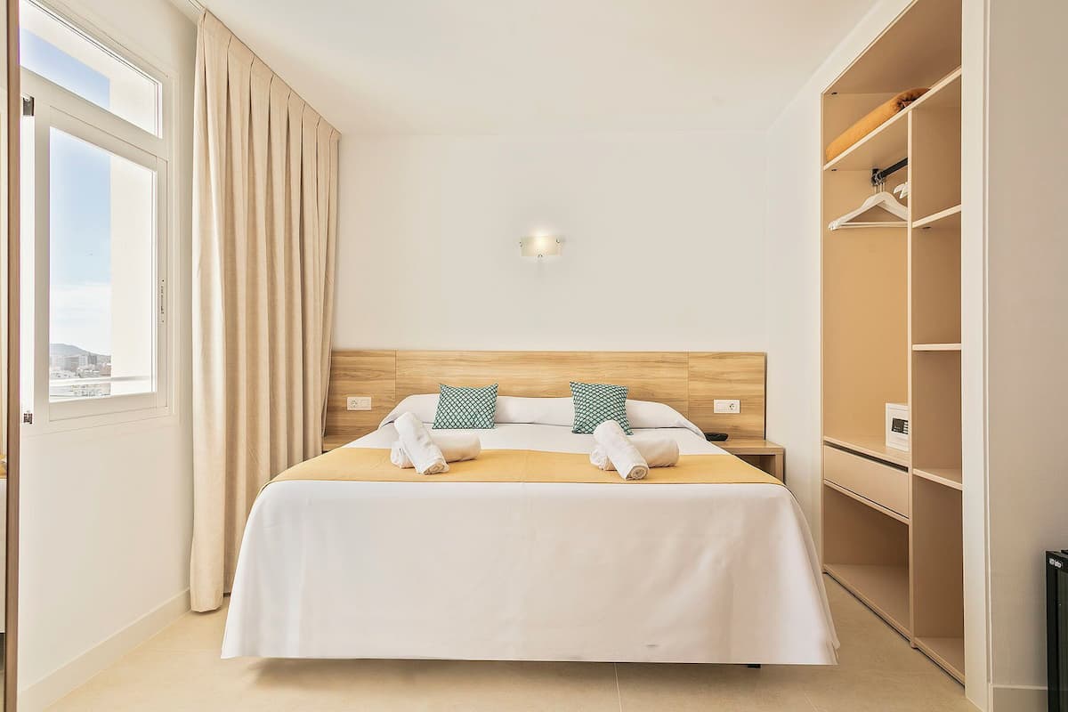 Habitación doble, 1 cama Queen size | Minibar, caja de seguridad en la habitación y escritorio