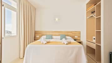 Tweepersoonskamer, 1 queensize bed | Een minibar, een kluis op de kamer, een bureau, een laptopwerkplek