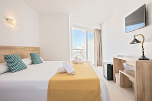 Tweepersoonskamer, 1 queensize bed | Een minibar, een kluis op de kamer, een bureau, een laptopwerkplek