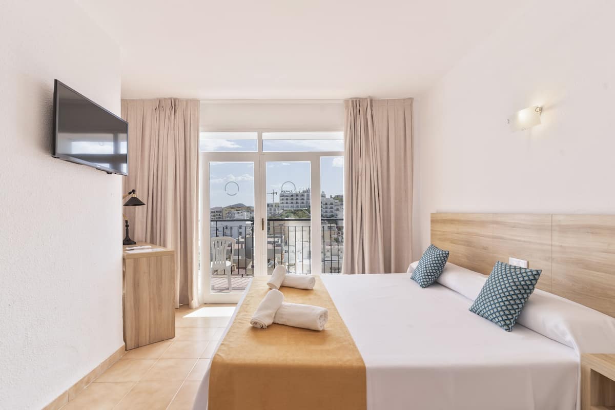 Double Room, 1 Katil Ratu (Queen) | Bar mini, peti besi dalam bilik, meja, ruang kerja komputer riba