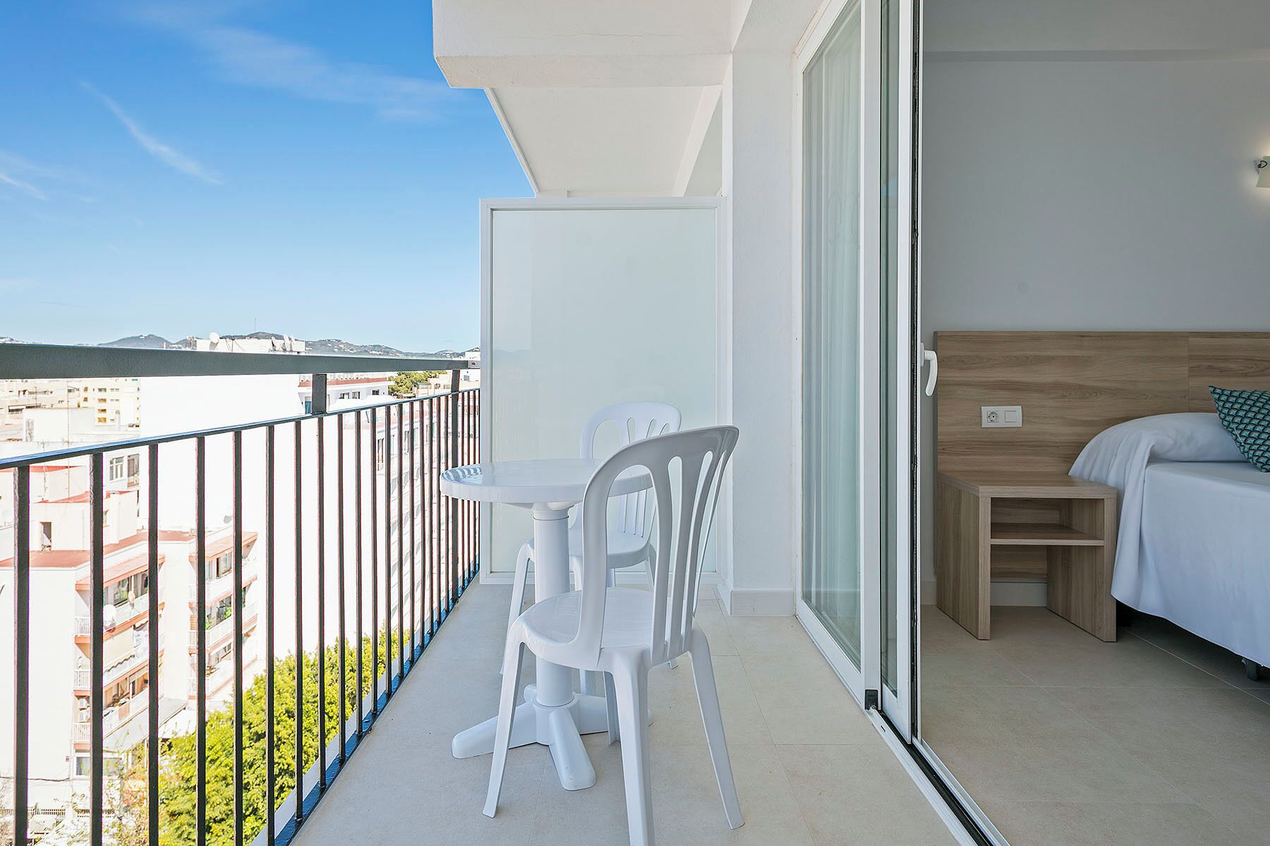 雙床房 | 迷你吧、房內夾萬、書桌、手提電腦工作空間