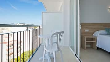 Twin Room | Minibar, in-room safe, desk, laptop workspace