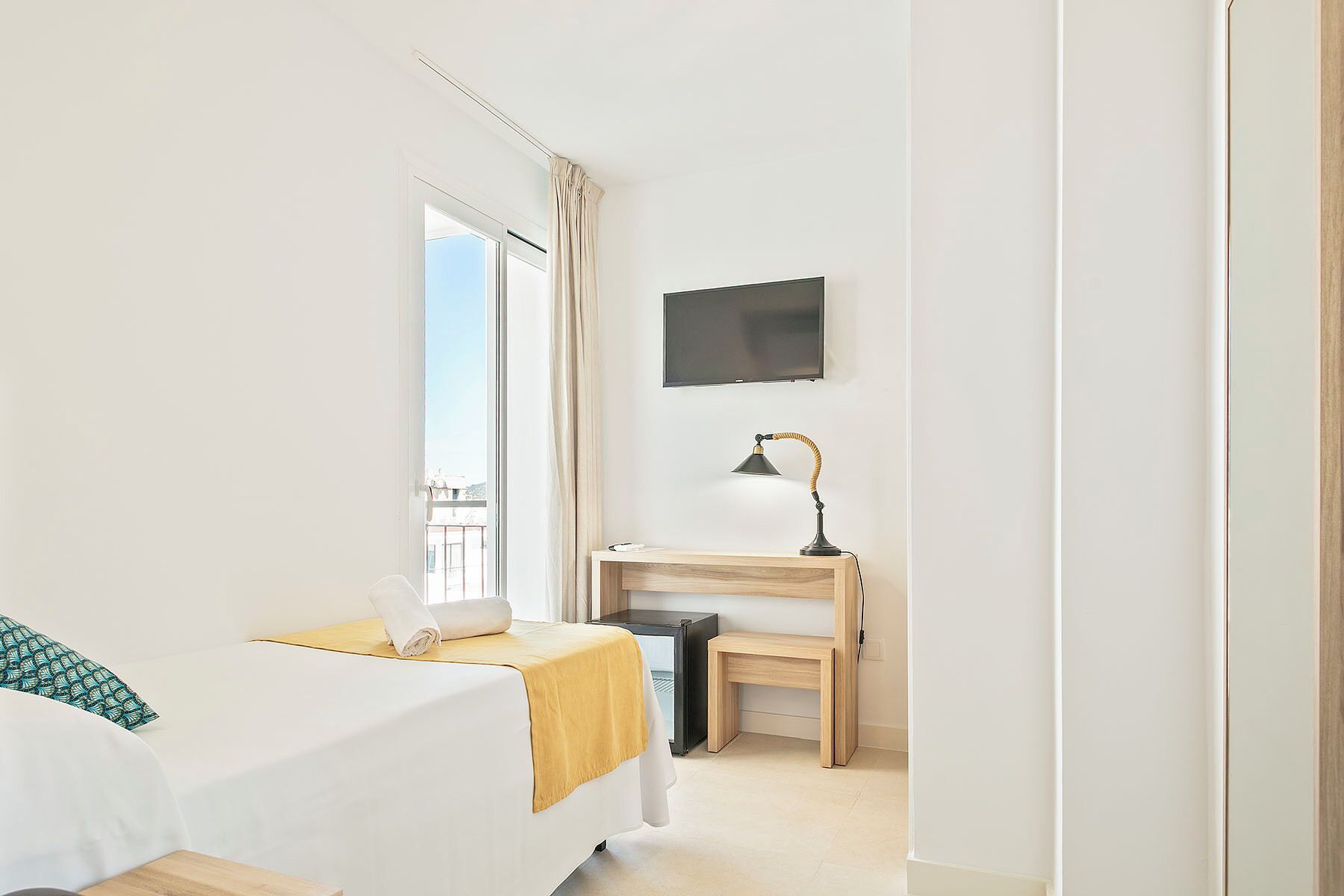 Habitación individual | Minibar, caja de seguridad en la habitación y escritorio 