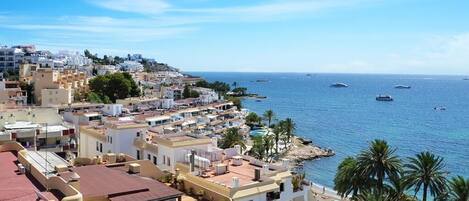 Ubicación cercana a la playa y arena blanca