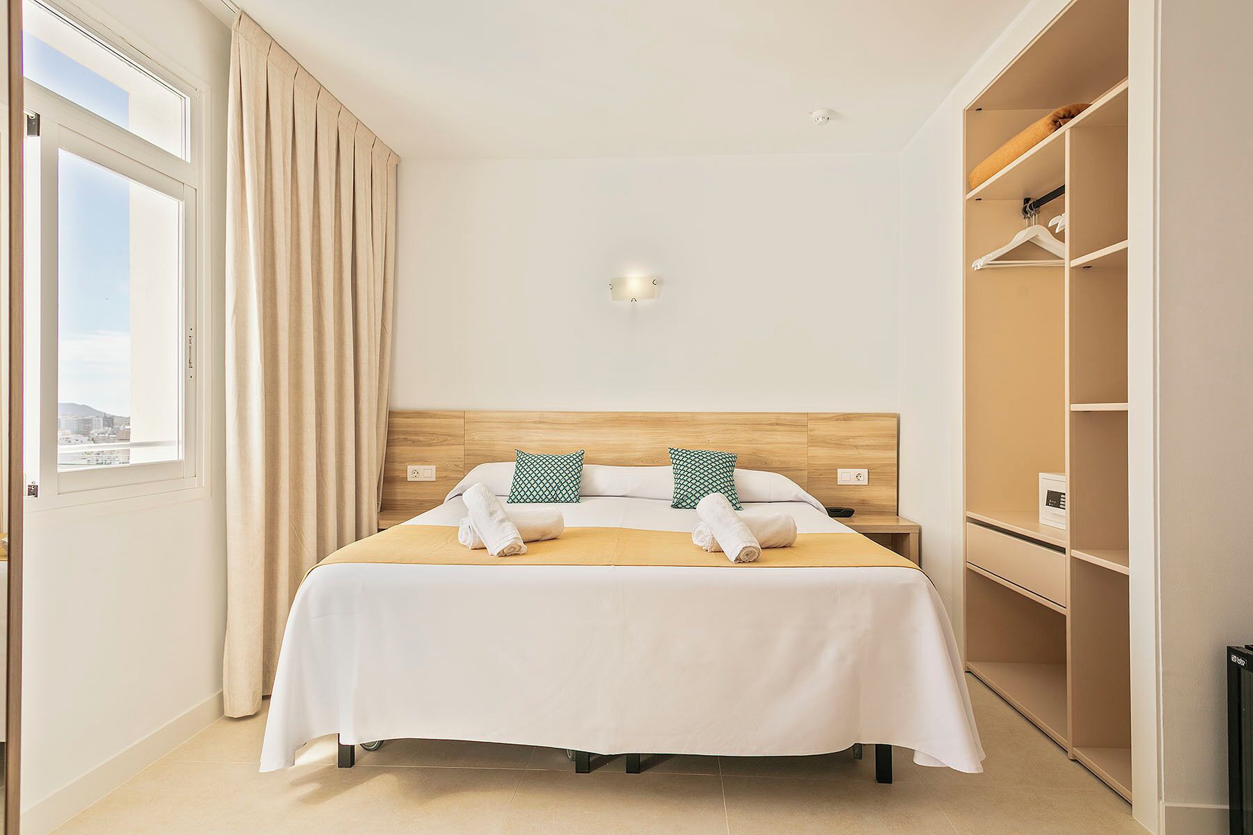 Double Room, 1 Queen Bed | Minibar, in-room safe, desk, laptop workspace