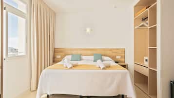 Double Room, 1 Queen Bed | Minibar, in-room safe, desk, laptop workspace