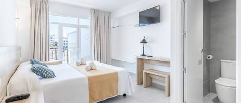 Double Room, 1 Queen Bed | Minibar, in-room safe, desk, laptop workspace