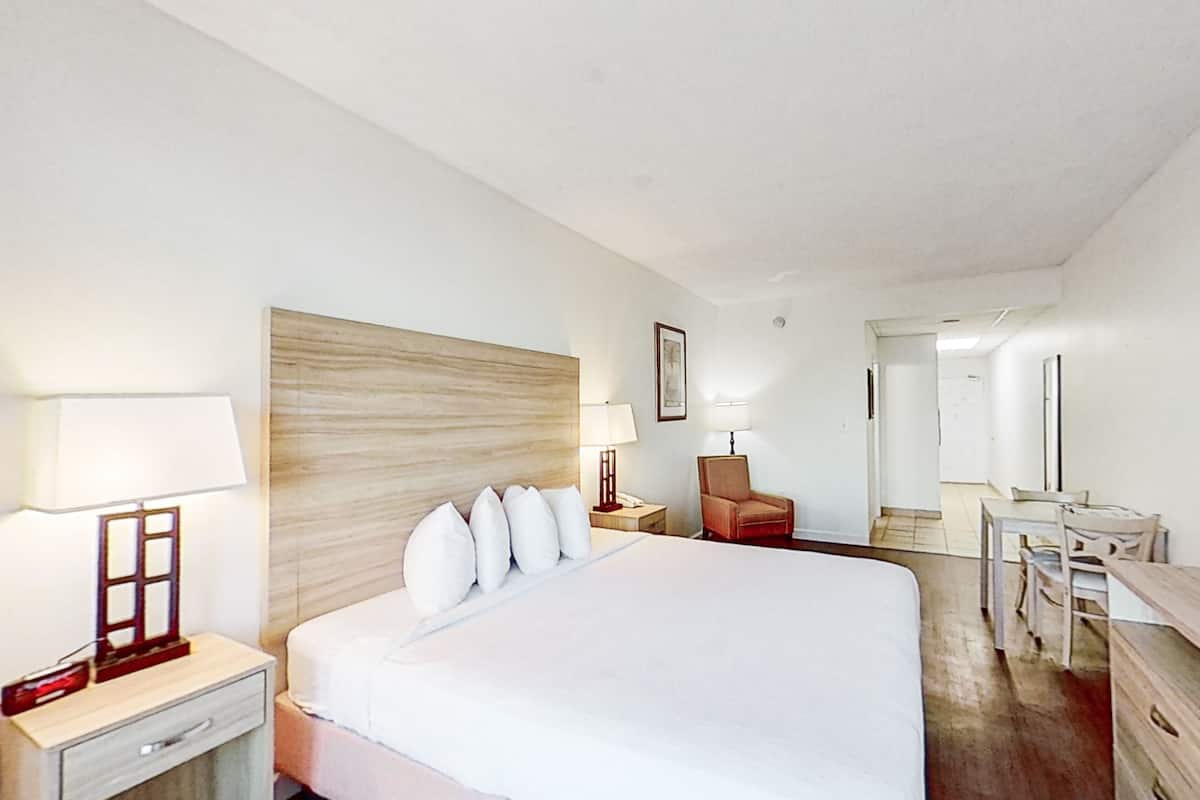 Kamar (Studio, King Bed, Oceanfront) | 2 kamar tidur, brankas, dan didekorasi berbeda-beda