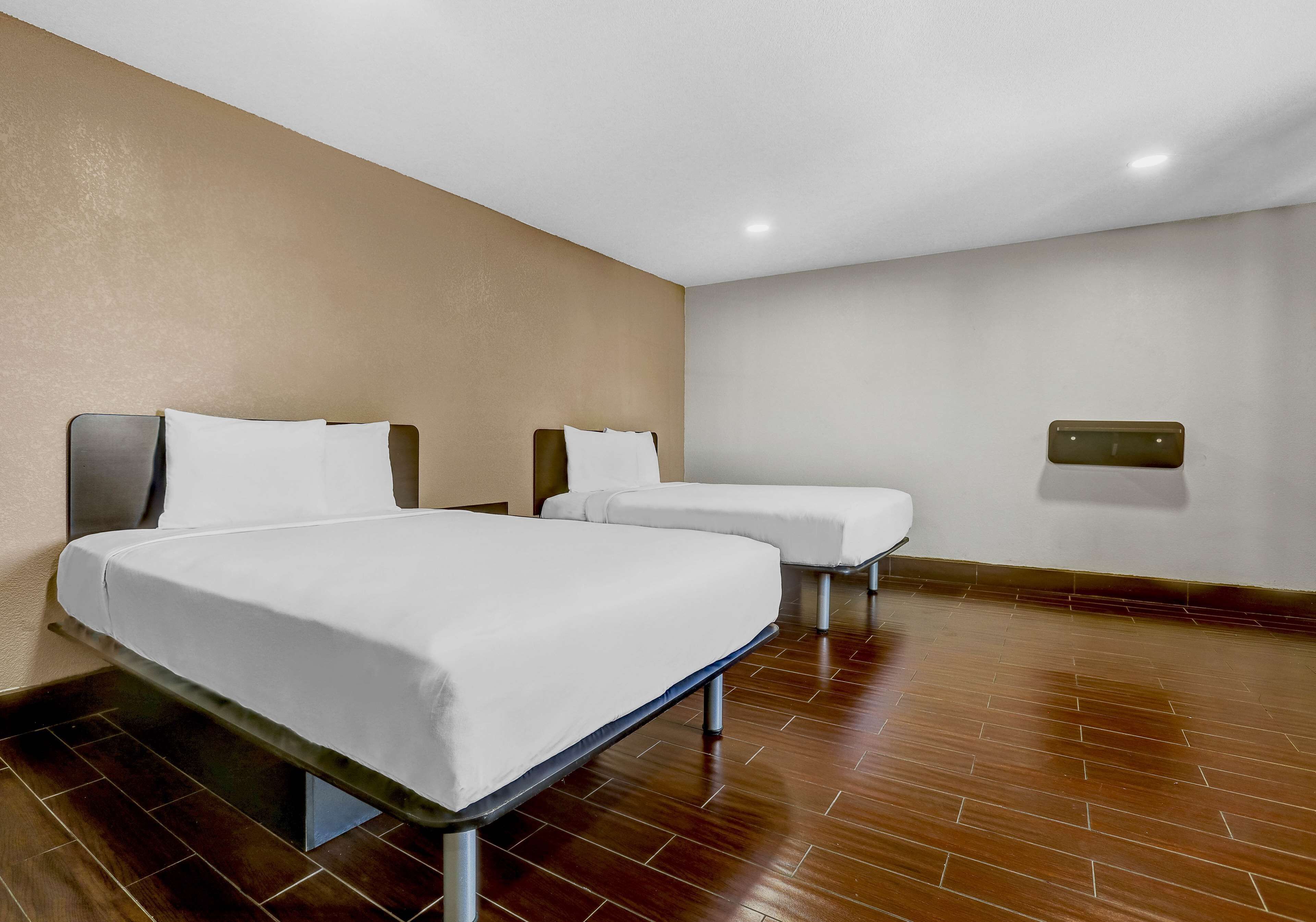 Skrivebord, blendingsgardiner, strykejern/-brett og wi-fi (inkludert)