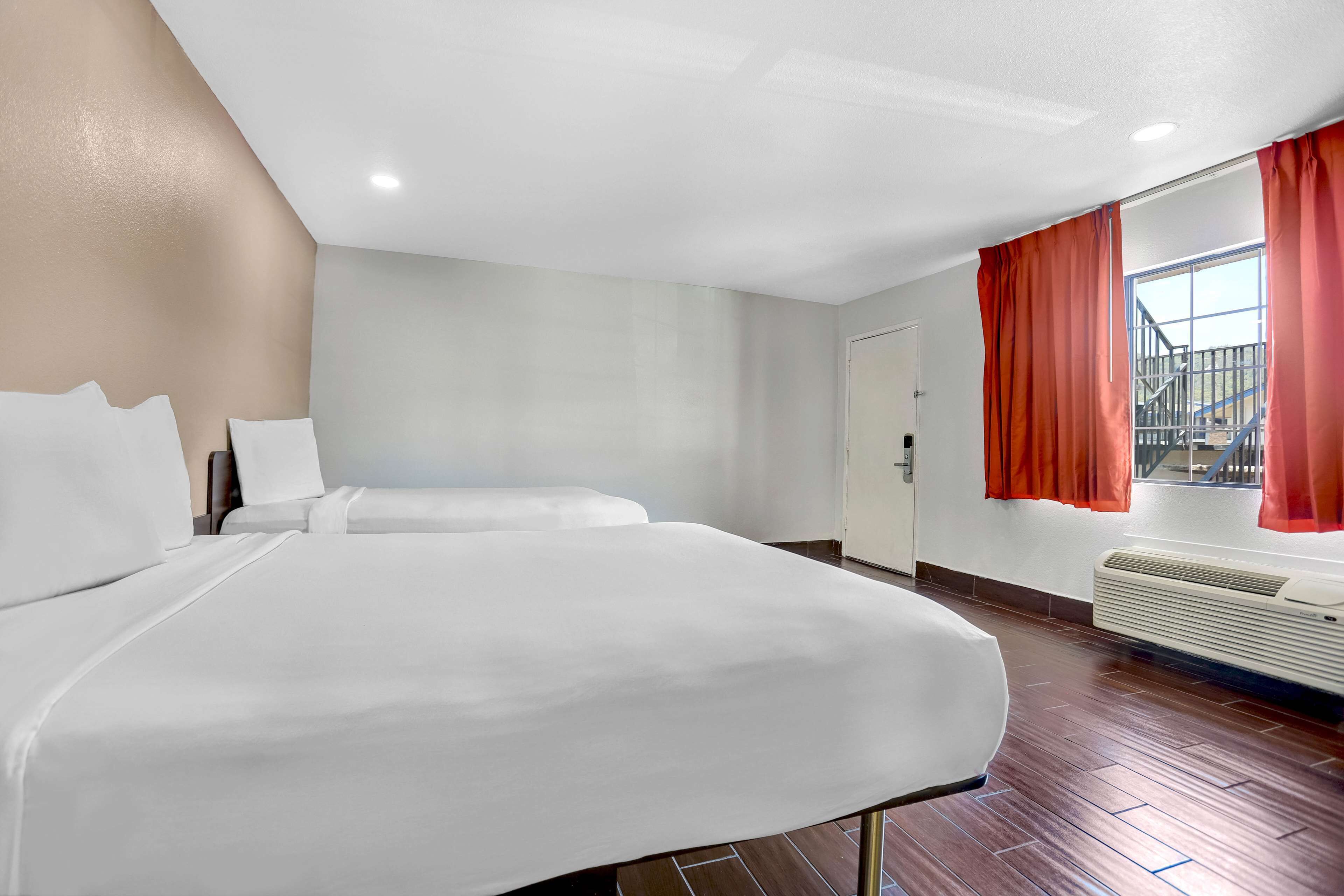 Skrivebord, blendingsgardiner, strykejern/-brett og wi-fi (inkludert)