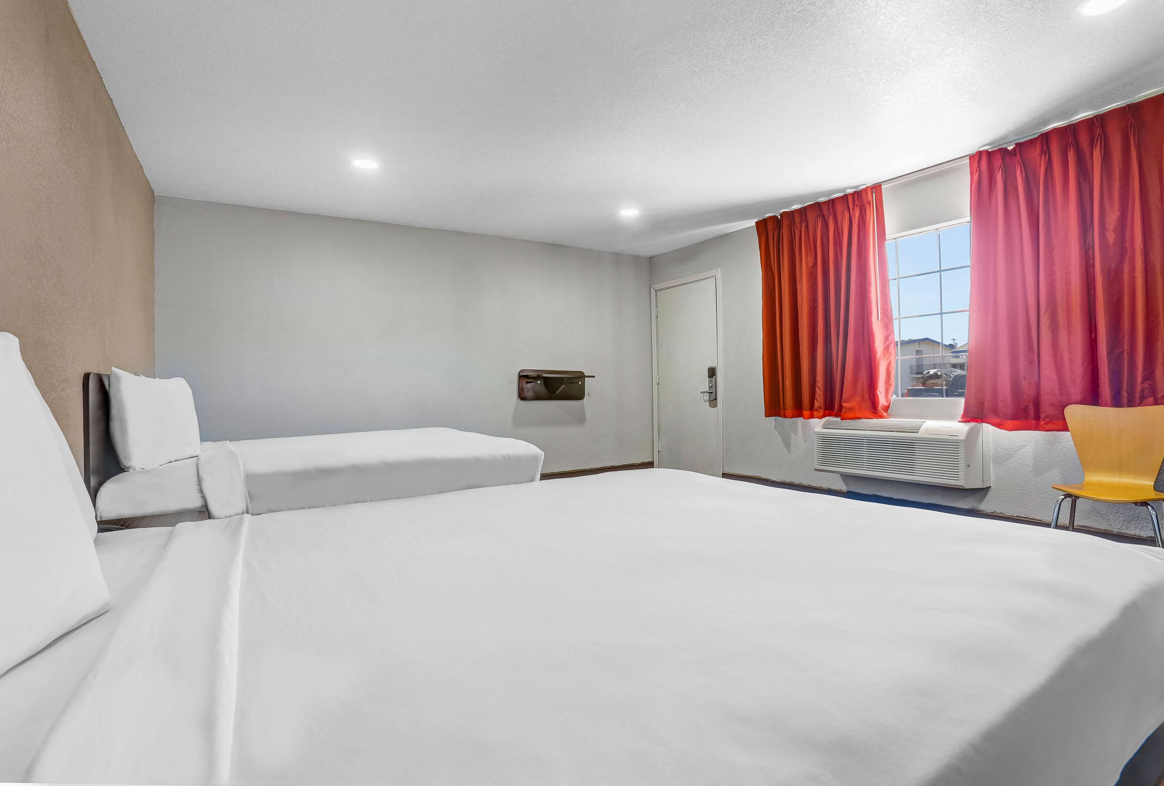 Skrivebord, blendingsgardiner, strykejern/-brett og wi-fi (inkludert)