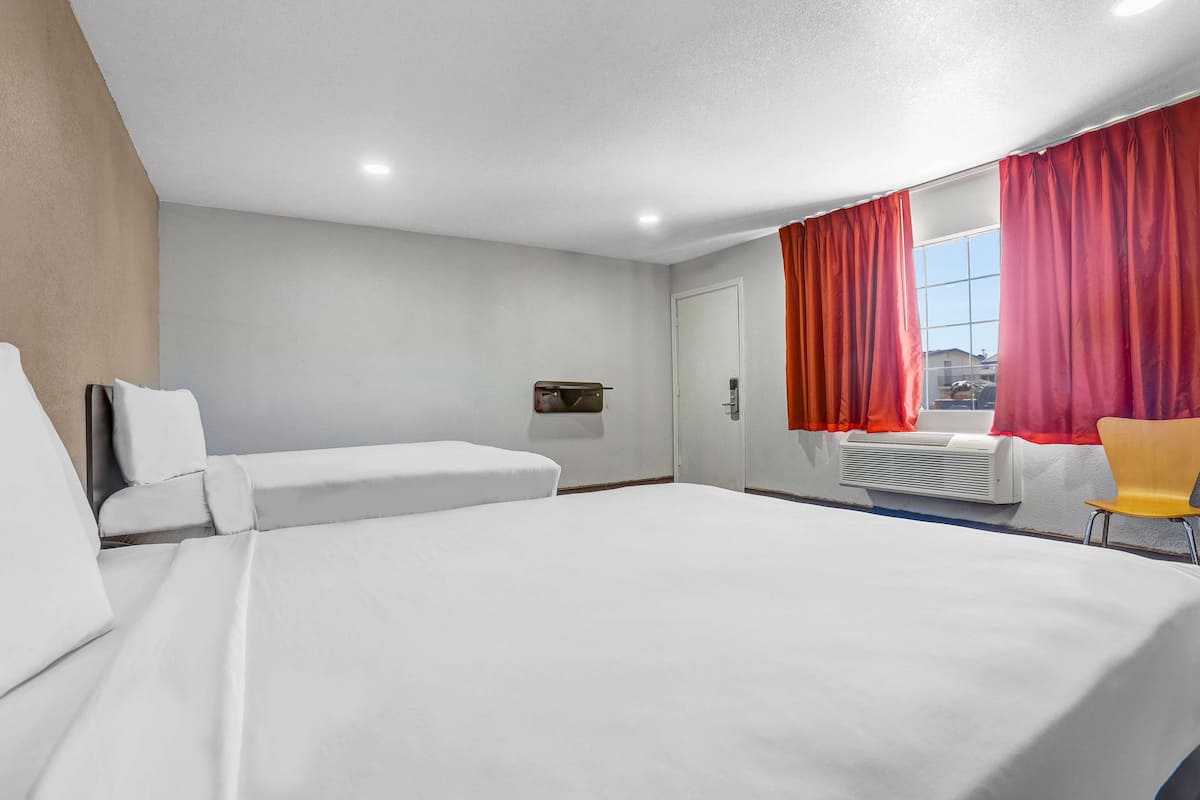 Skrivebord, blendingsgardiner, strykejern/-brett og wi-fi (inkludert)