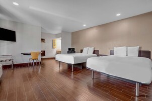 Escritorio, cortinas blackout y tabla de planchar con plancha