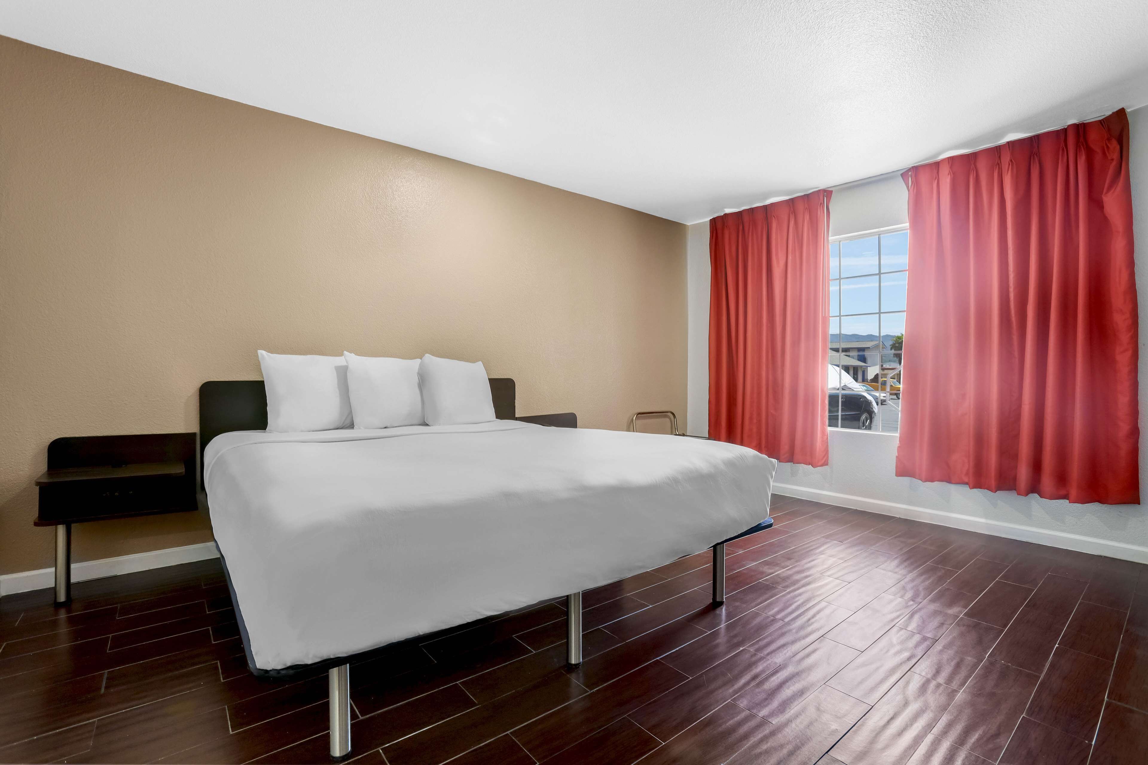 Skrivebord, blendingsgardiner, strykejern/-brett og wi-fi (inkludert)