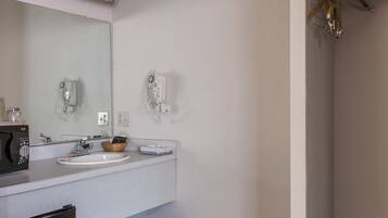 Combined shower/tub, free toiletries, hair dryer, towels