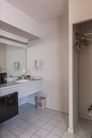 Kombinert dusj/badekar, toalettartikler (inkludert) og hårføner