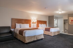 Skrivebord, blendingsgardiner, strykejern/-brett og wi-fi (inkludert)