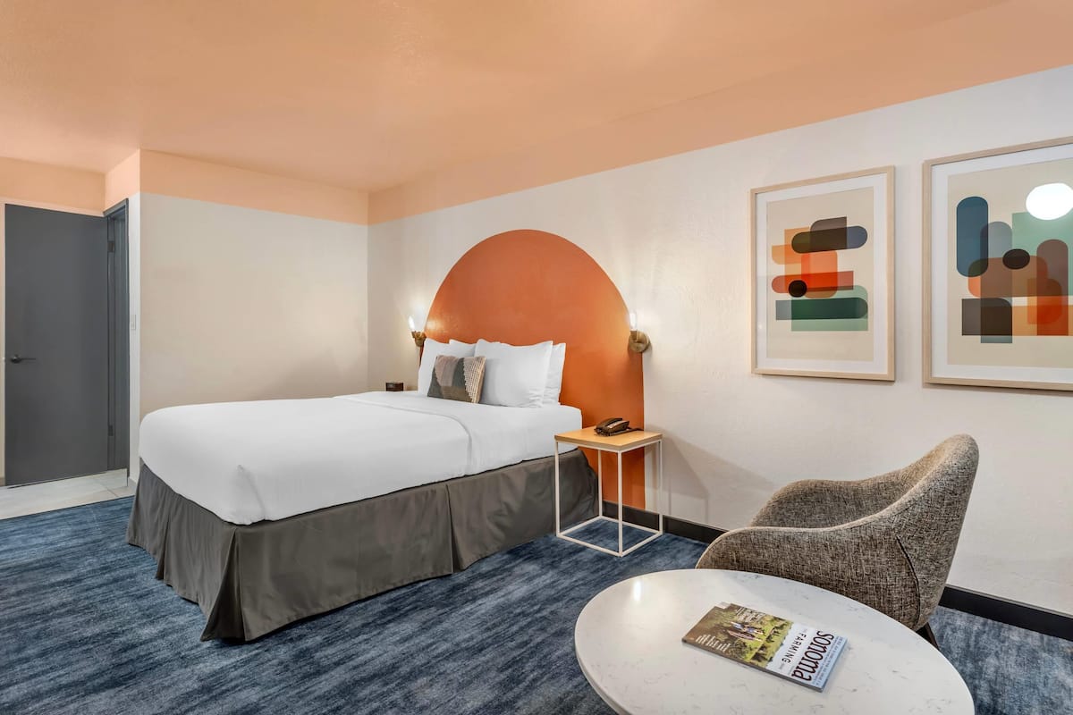 Standard Room, 1 Queen Bed, Non Smoking | In-room safe, desk, laptop workspace, iron/ironing board