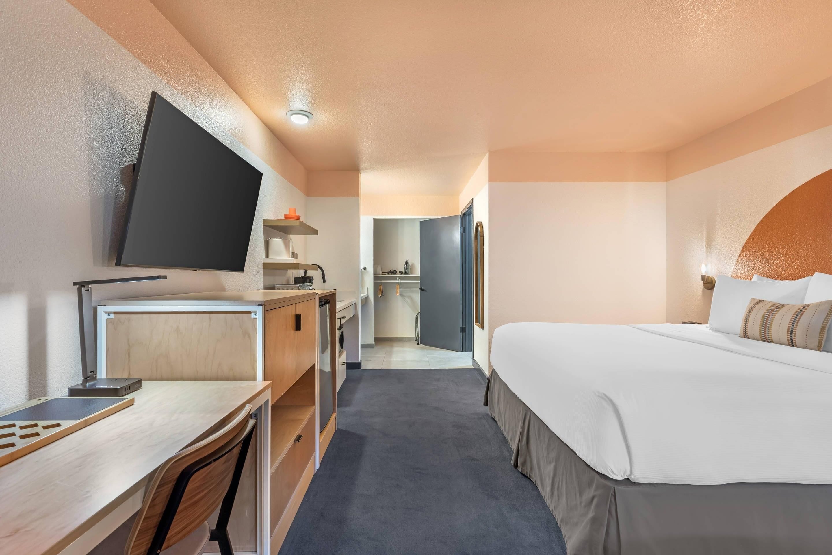 客房内保险箱、办公桌、笔记本电脑工作区、熨斗/熨衣板