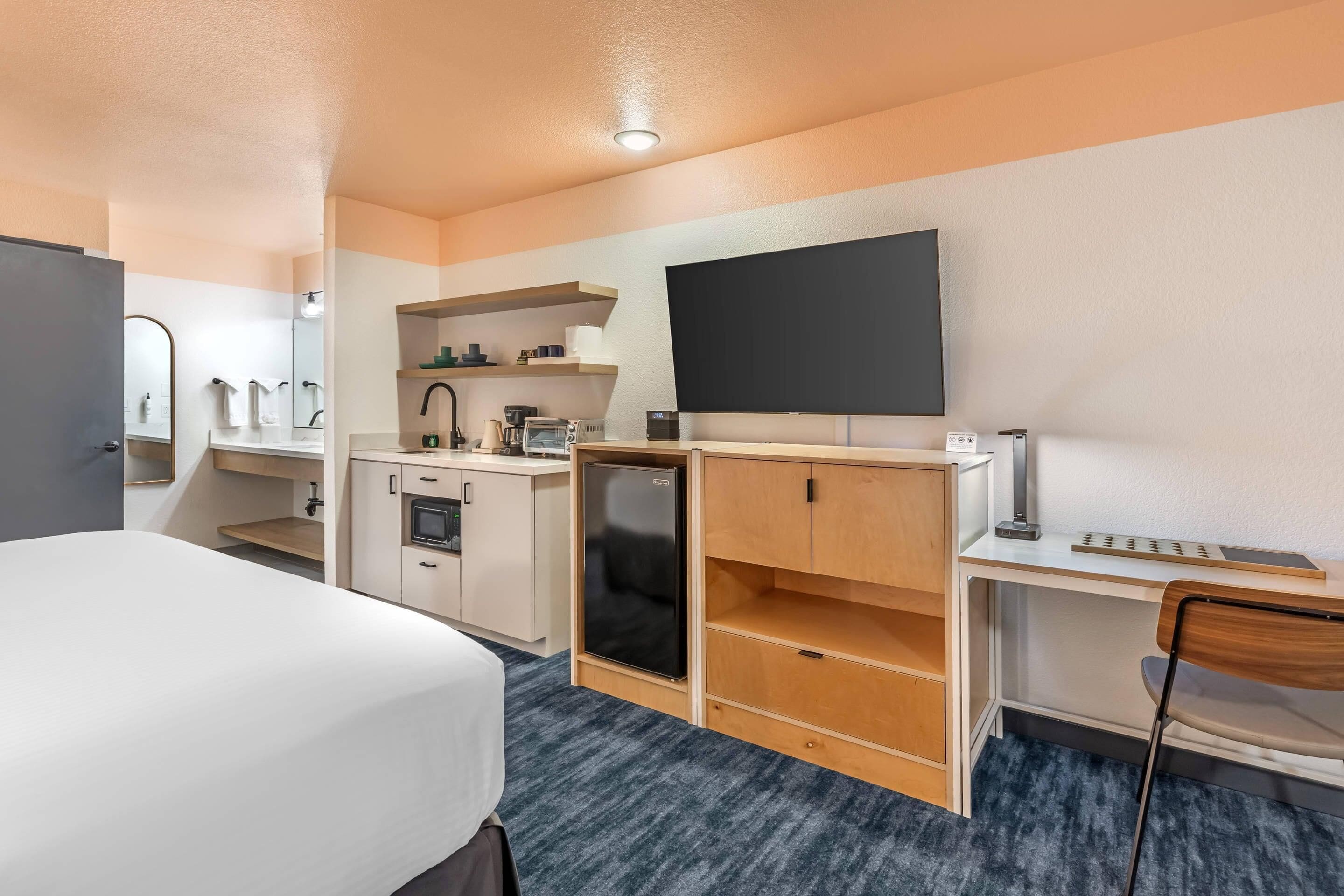 客房, 1 张特大床, 无烟房 | 客房内保险箱、办公桌、笔记本电脑工作区、熨斗/熨衣板