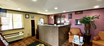 Super 8 by Wyndham Shawnee