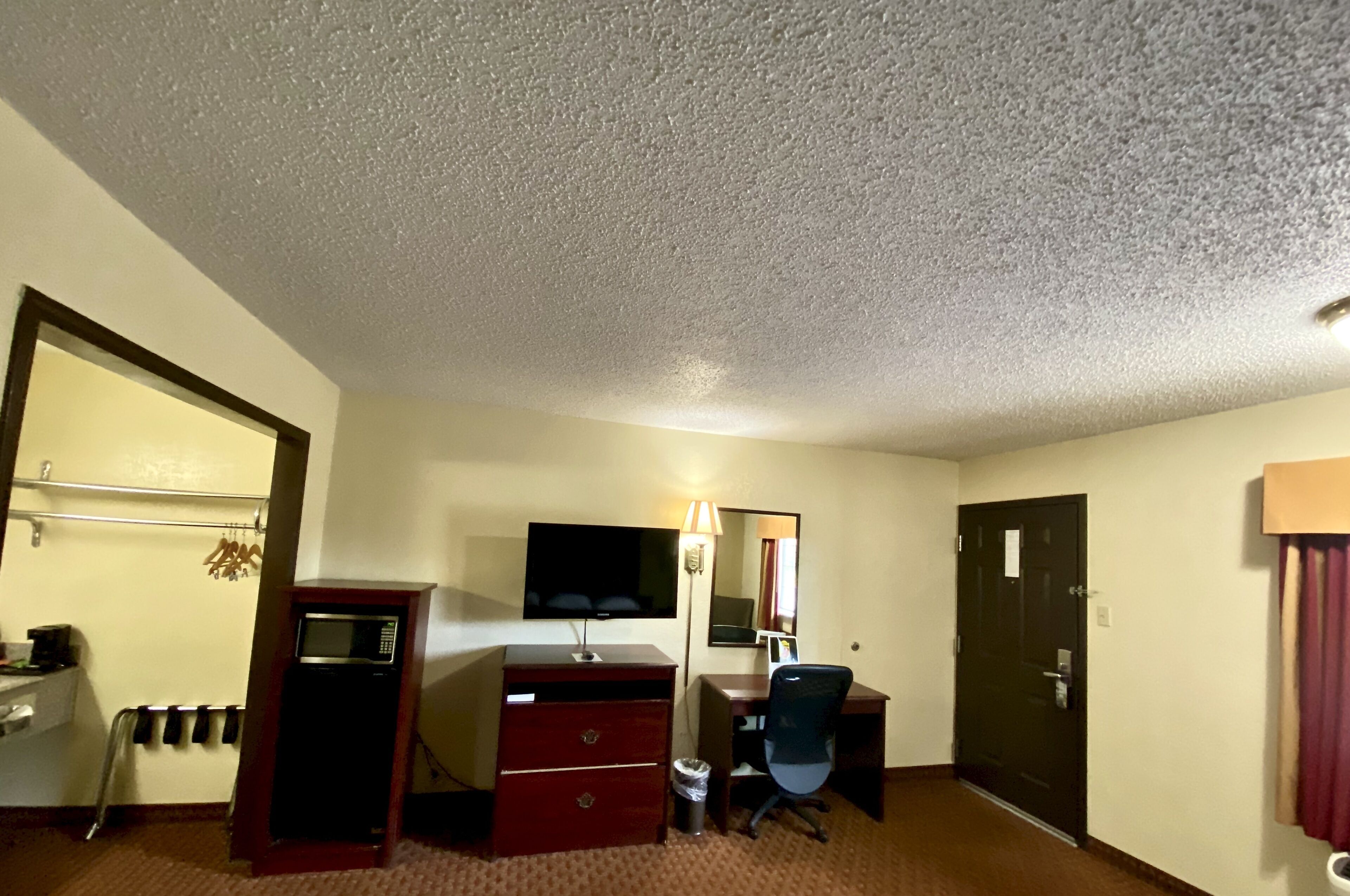 Desk, laptop workspace, free cribs/infant beds, rollaway beds