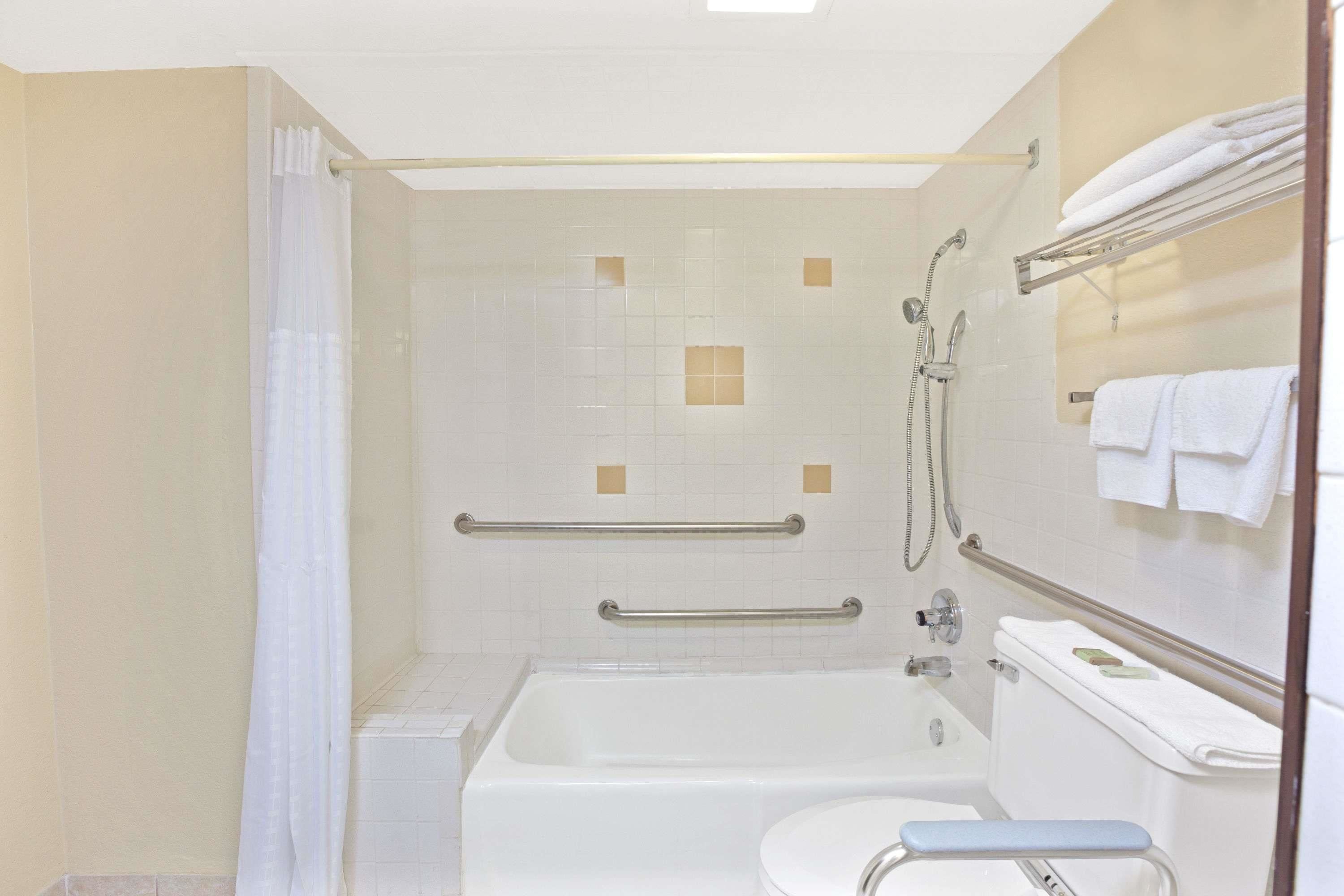 Room, 1 King Bed, Accessible, Non Smoking (Mobility Accessible) | Bathroom | Separate tub and shower, hair dryer, towels