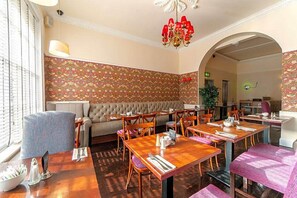 2 restaurants, breakfast served - Castle Hotel (Dublin)