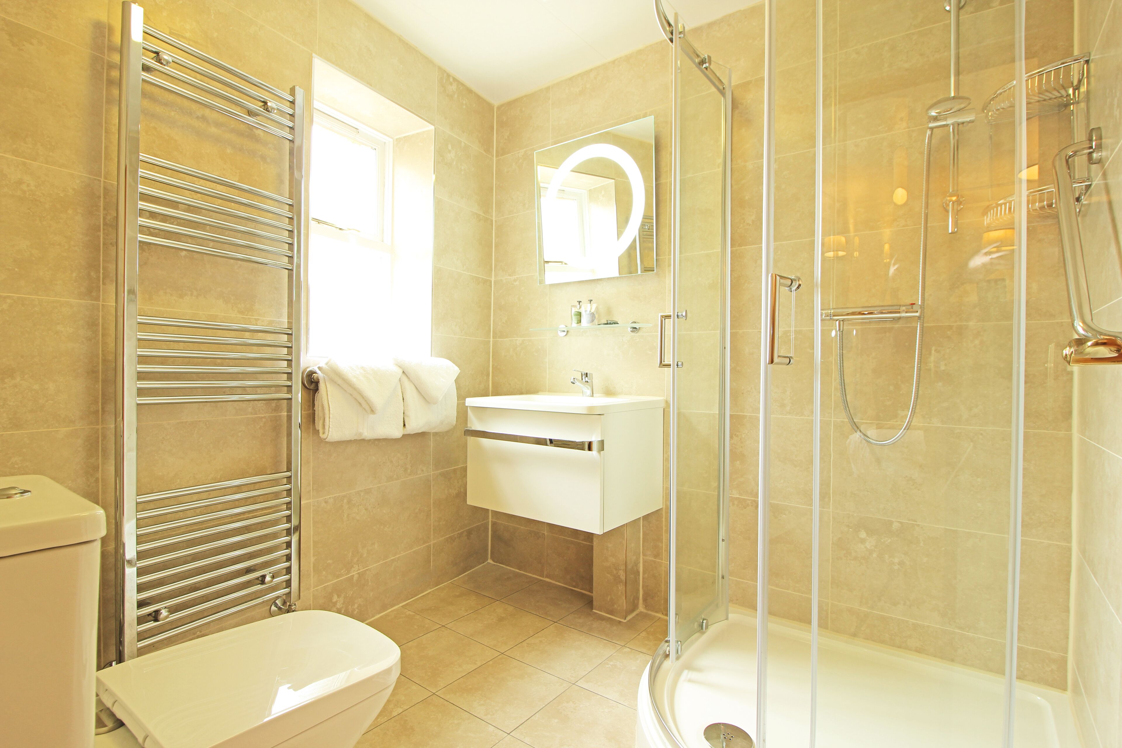 Amenidades de baño ecológicas, secadora de cabello, toallas 