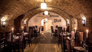2 restaurantes; se sirven desayunos