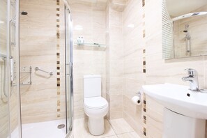 Eco-friendly toiletries, hair dryer, towels - Castle Hotel (Dublin)