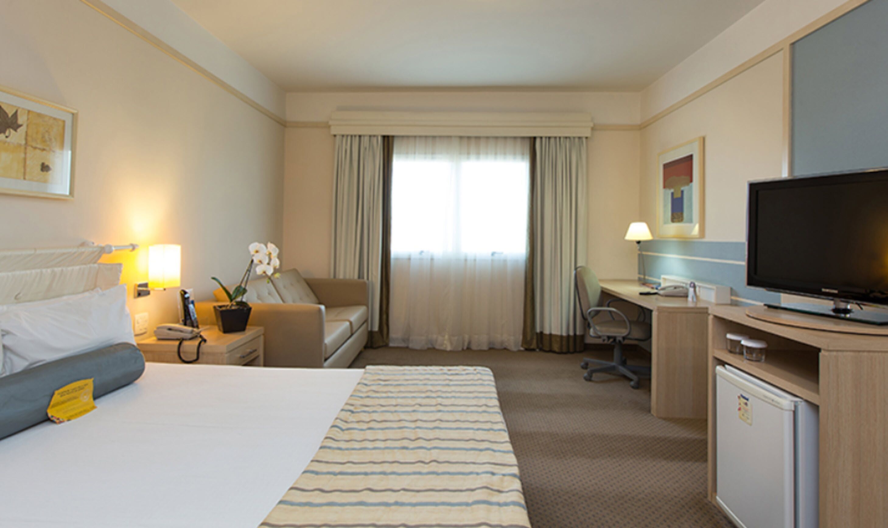 Bar mini, peti besi dalam bilik, meja, ruang kerja komputer riba 