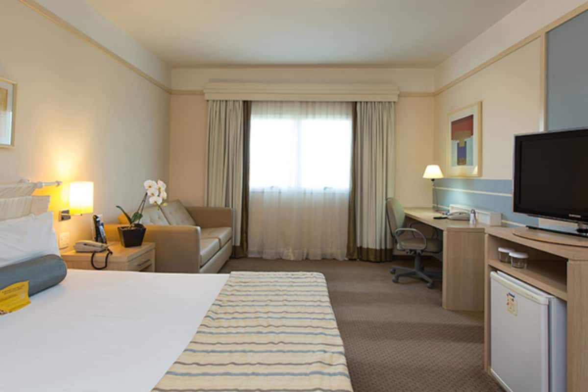 Minibar, värdeförvaringsskåp på rummet och skrivbord