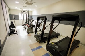 A gym with treadmills, weight machines, and a mirrored wall. - Comfort Suites Londrina (Londrina)