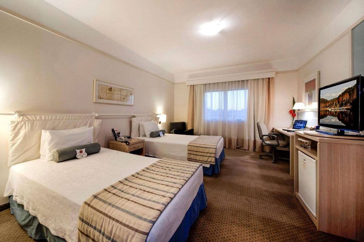 Minibar, caja de seguridad en la habitación y escritorio