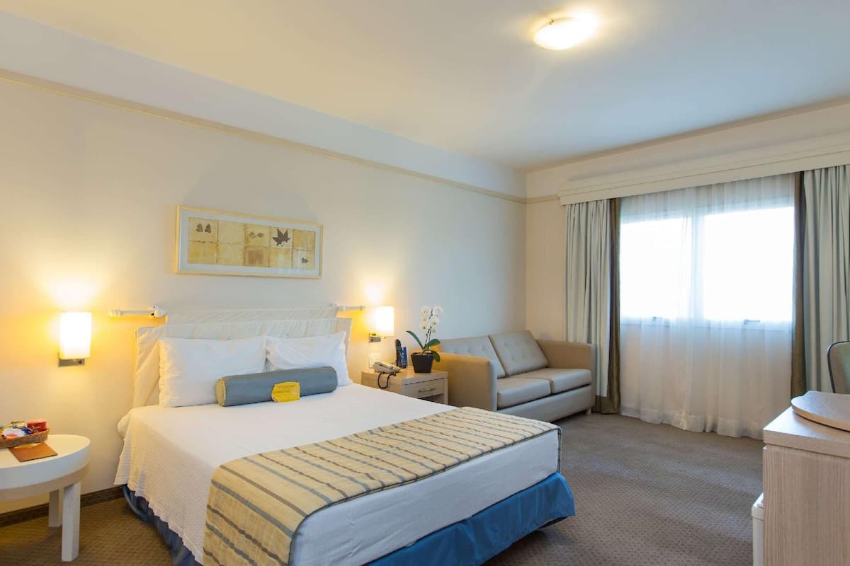 Minibar, värdeförvaringsskåp på rummet och skrivbord