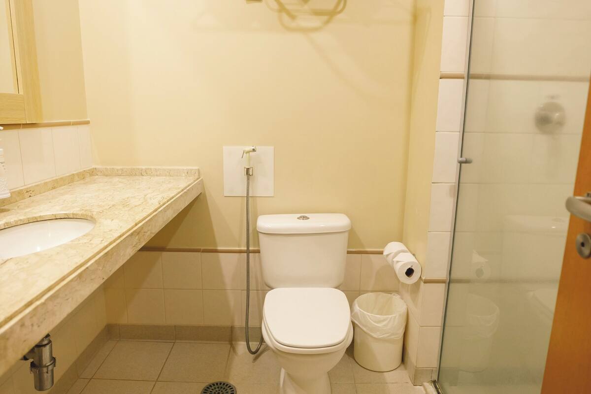 shower, rainfall showerhead, free toiletries, hair dryer