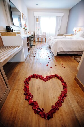 Minibar, coffres-forts dans les chambres, bureau