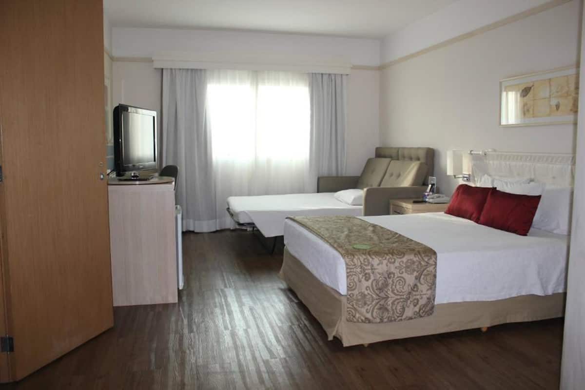 Chambre familiale | Minibar, coffre-fort, bureau