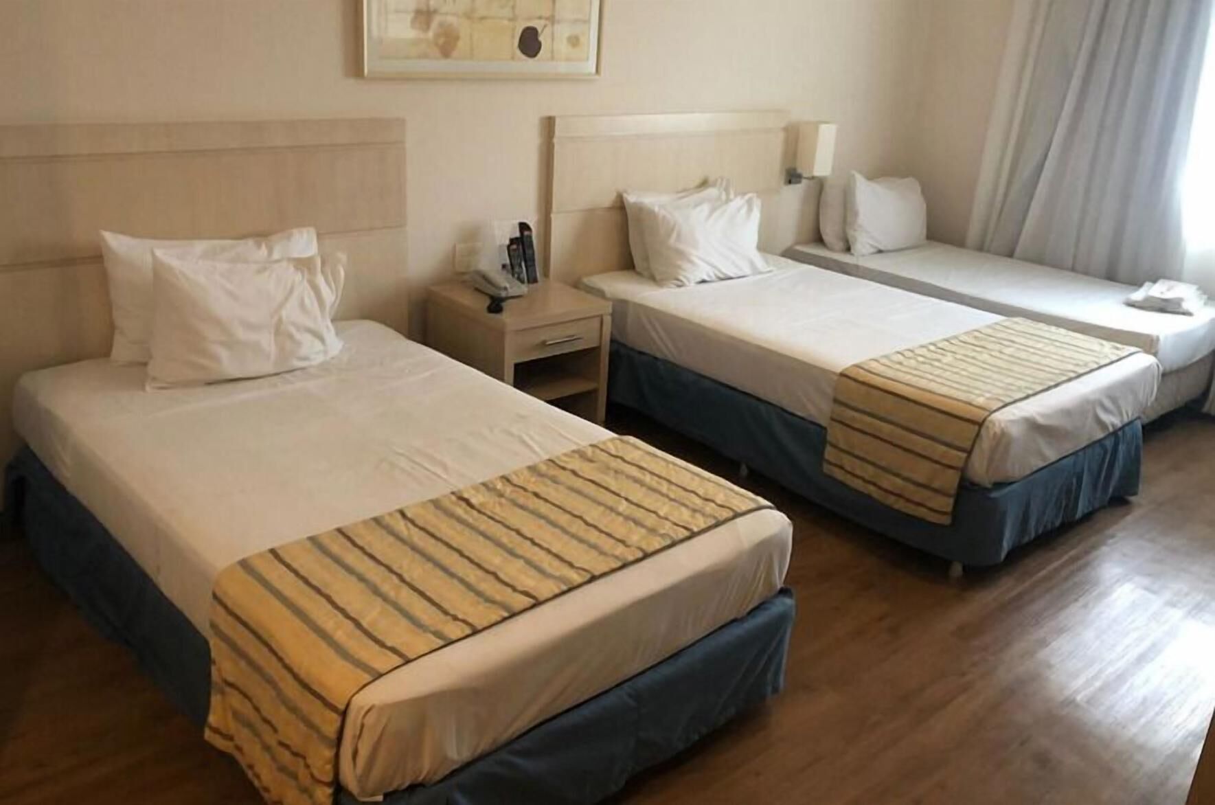 Bar mini, peti besi dalam bilik, meja, ruang kerja komputer riba 