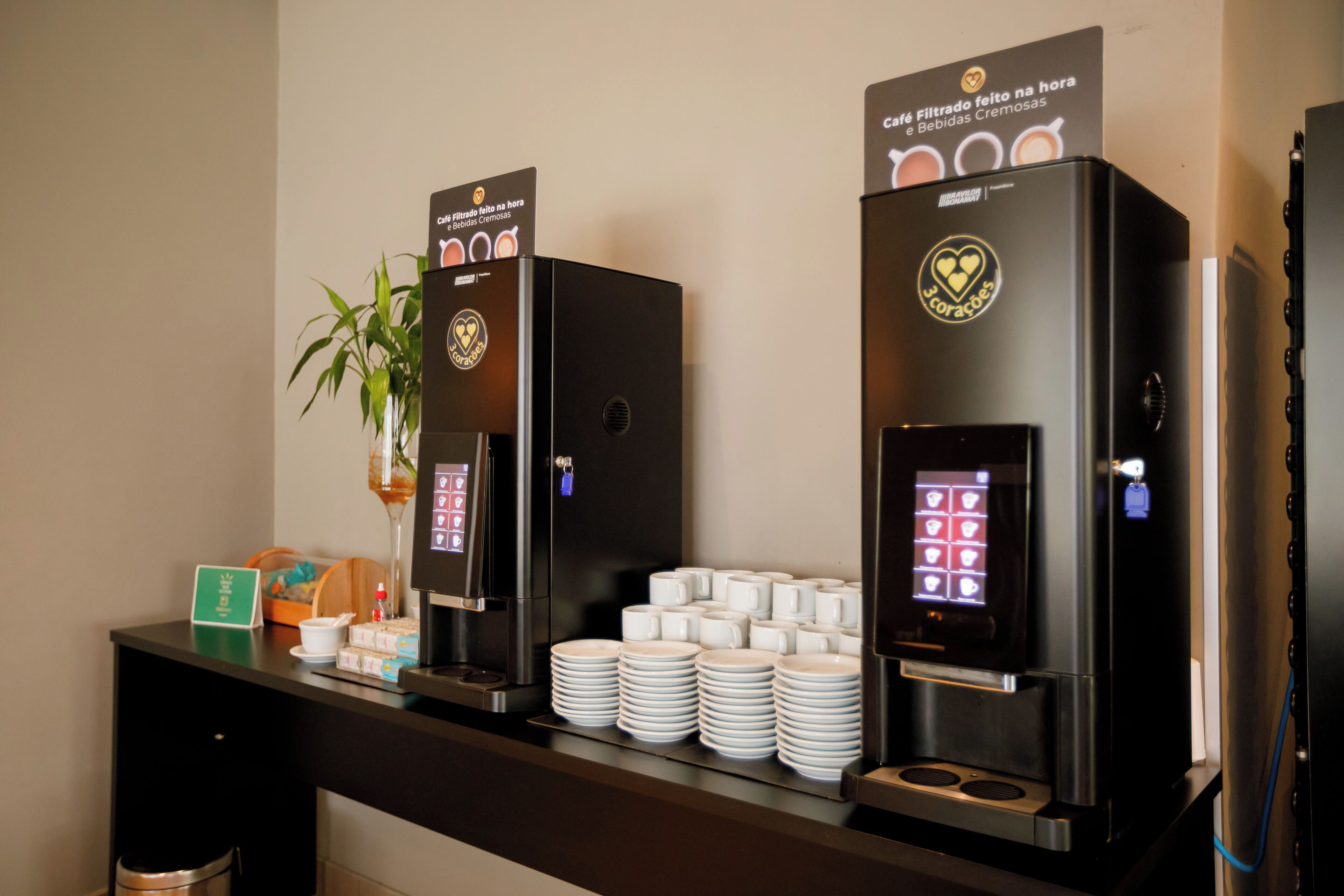 breakfast, lunch and dinner served