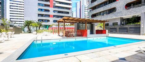 حمّام سباحة خارجي، مظلات على حمّام السباحة، مقاعد للتشمس