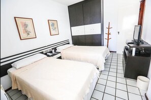 ميني بار وخزنة داخل الغرفة ومكتب وستائر تعتيم