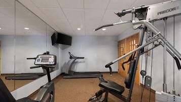 Ein Fitnessraum mit Cardiogeräten, Laufbändern und Krafttrainingsgeräten.